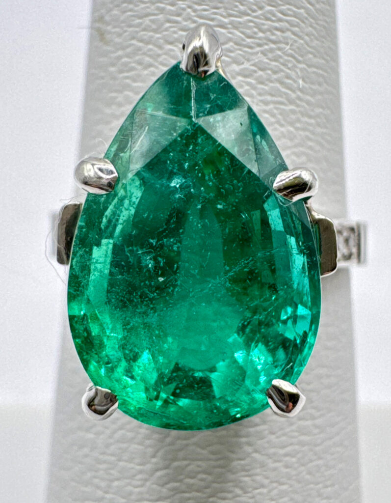 Natural emeralds used in jewelry